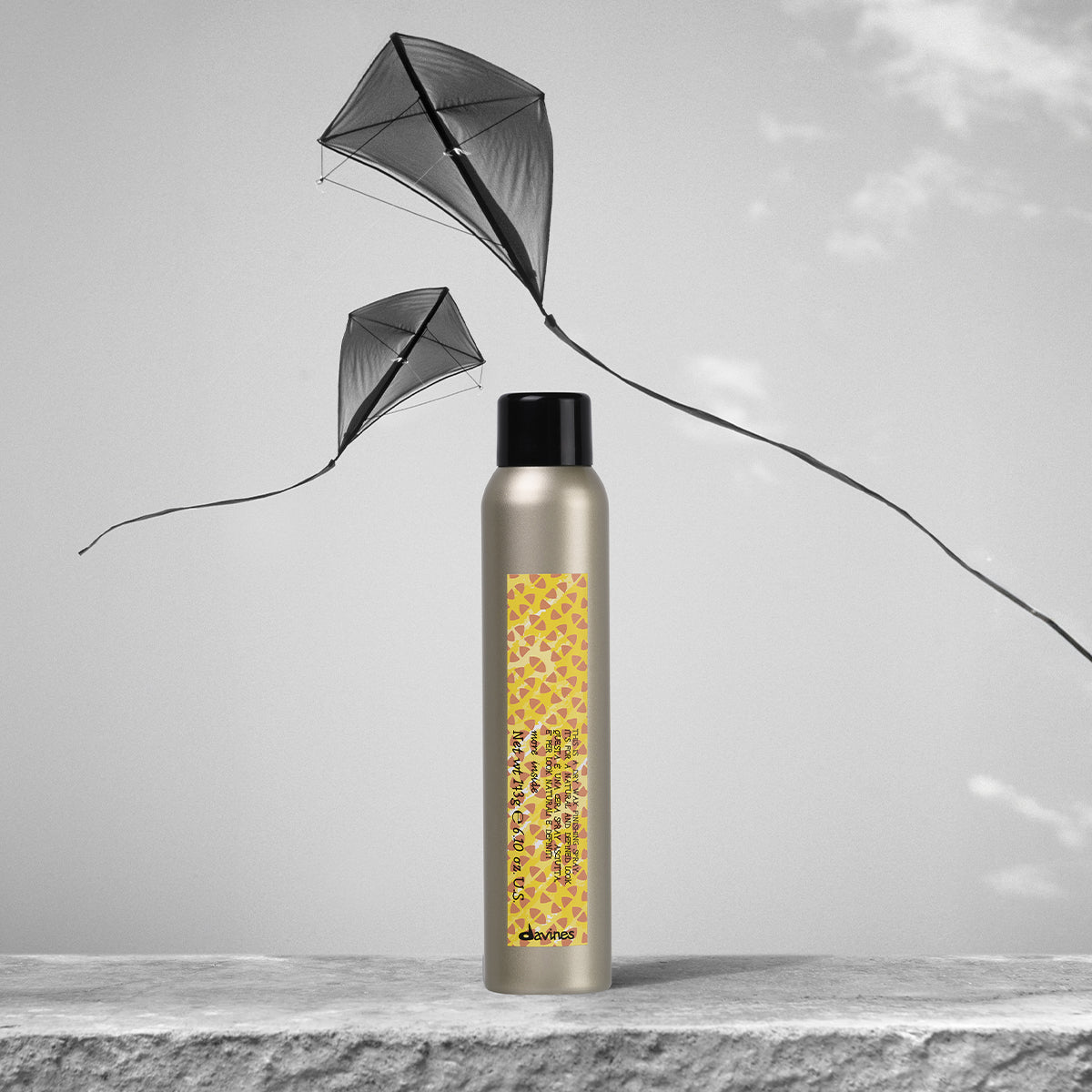 Davines This is a dry wax spray - Spray efecto cera para una definición natural y con acabado mate satinado.