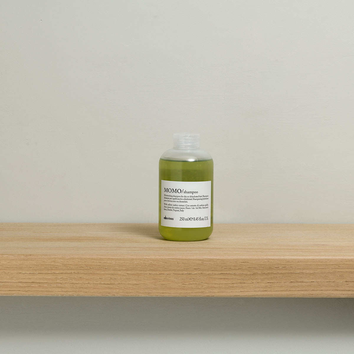 Davines MOMO Shampoo - Shampoo hidratante para cabello seco o deshidratado.
