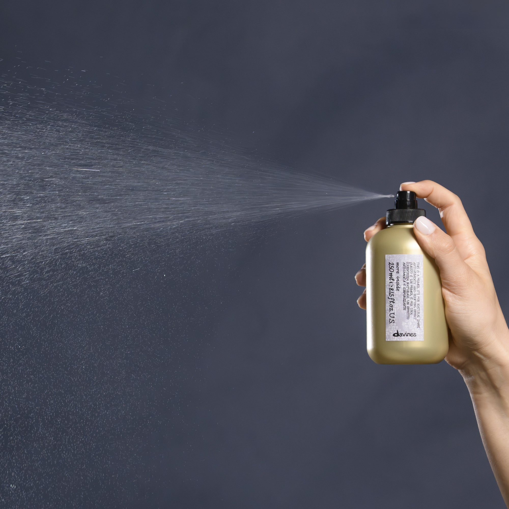 Davines This is a Primer - Leave-in cremoso, anti-humedad, que prepara el cabello y aporta una mayor duración al peinado de forma natural.