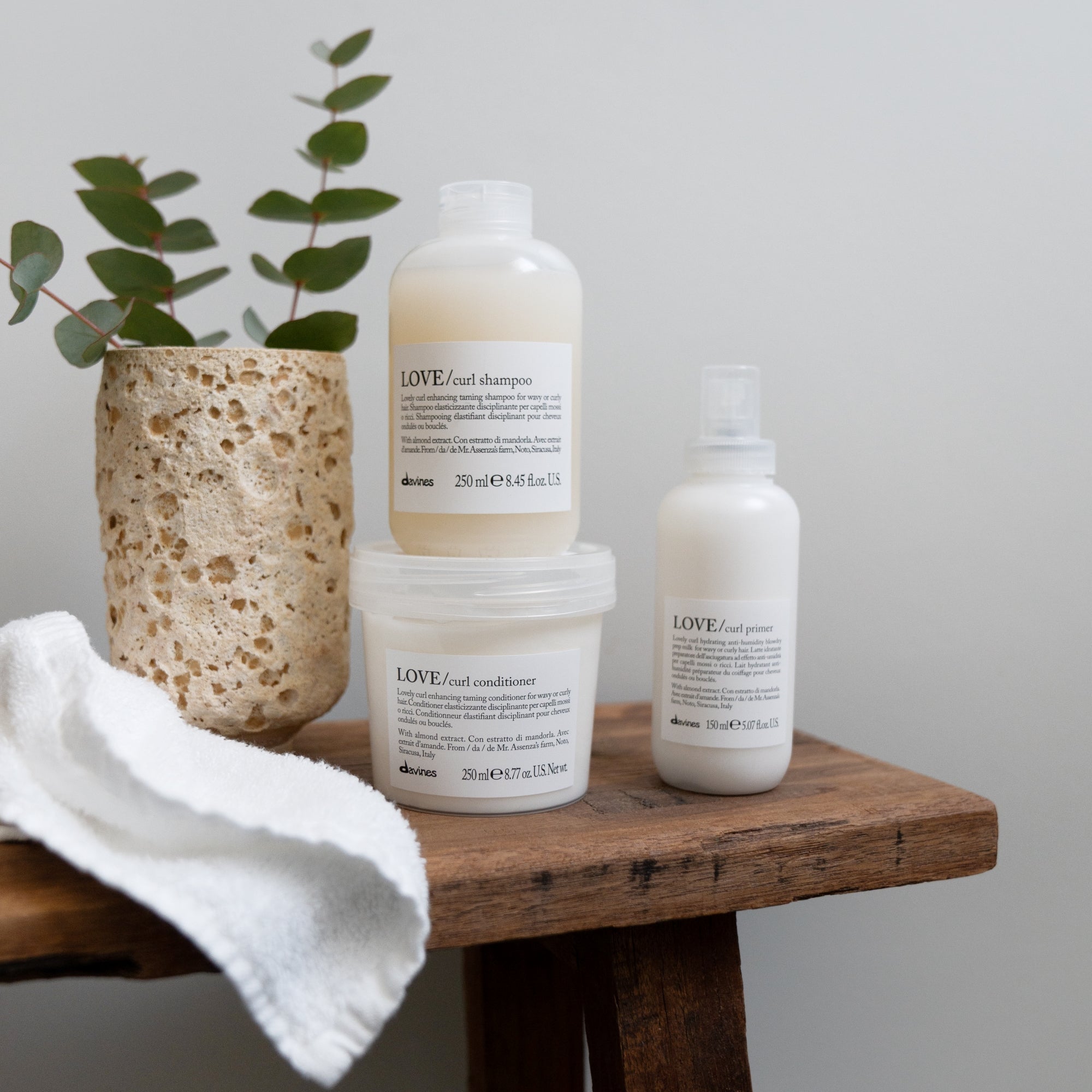 Davines LOVE CURL Primer - Tratamiento hidratante, prepara el cabello ondulado o rizado antes del uso de la secadora.