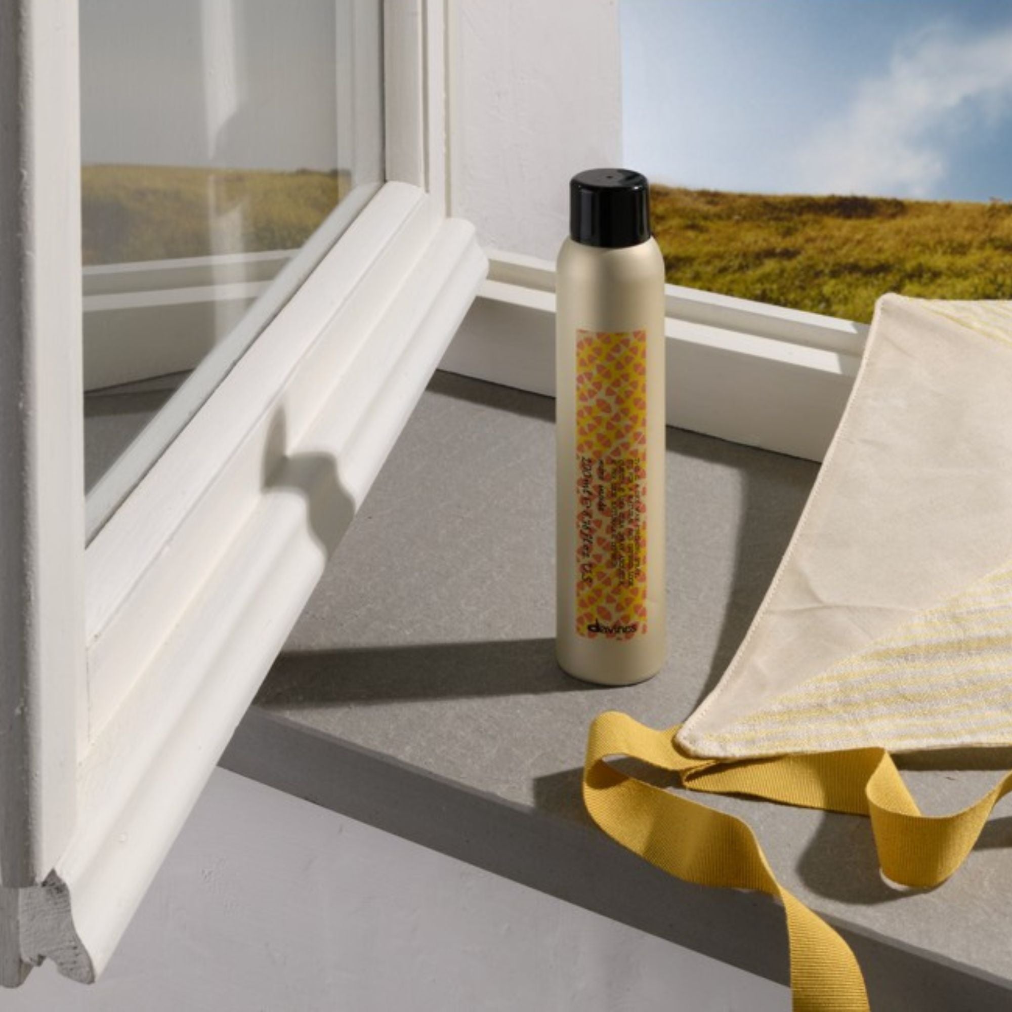 Davines This is a dry wax spray - Spray efecto cera para una definición natural y con acabado mate satinado.