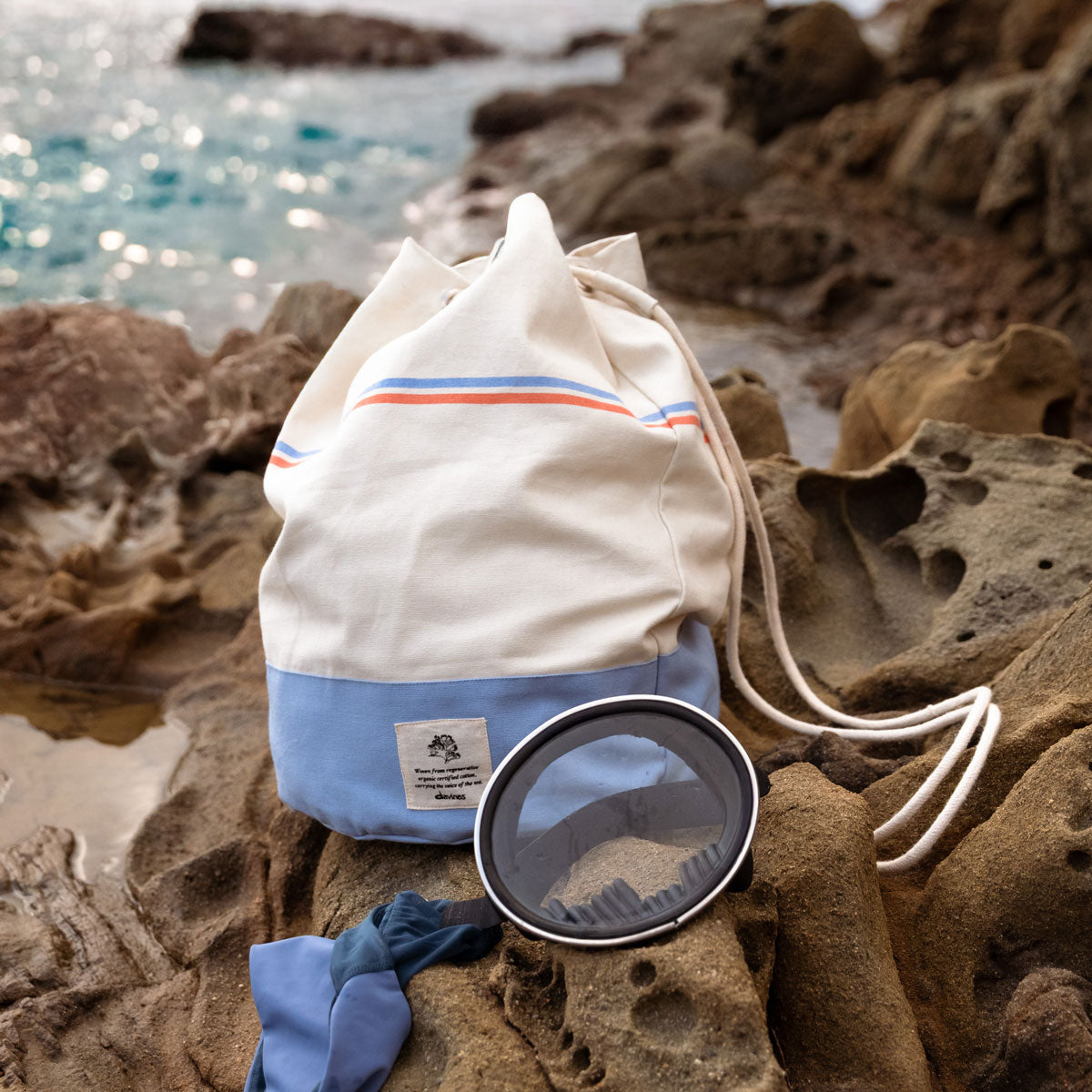 Davines Travel Bag Ocean Keeper - Travel Bag ideal para el verano, confeccionada con algodón Regenerative Organic Certified™ (ROC).