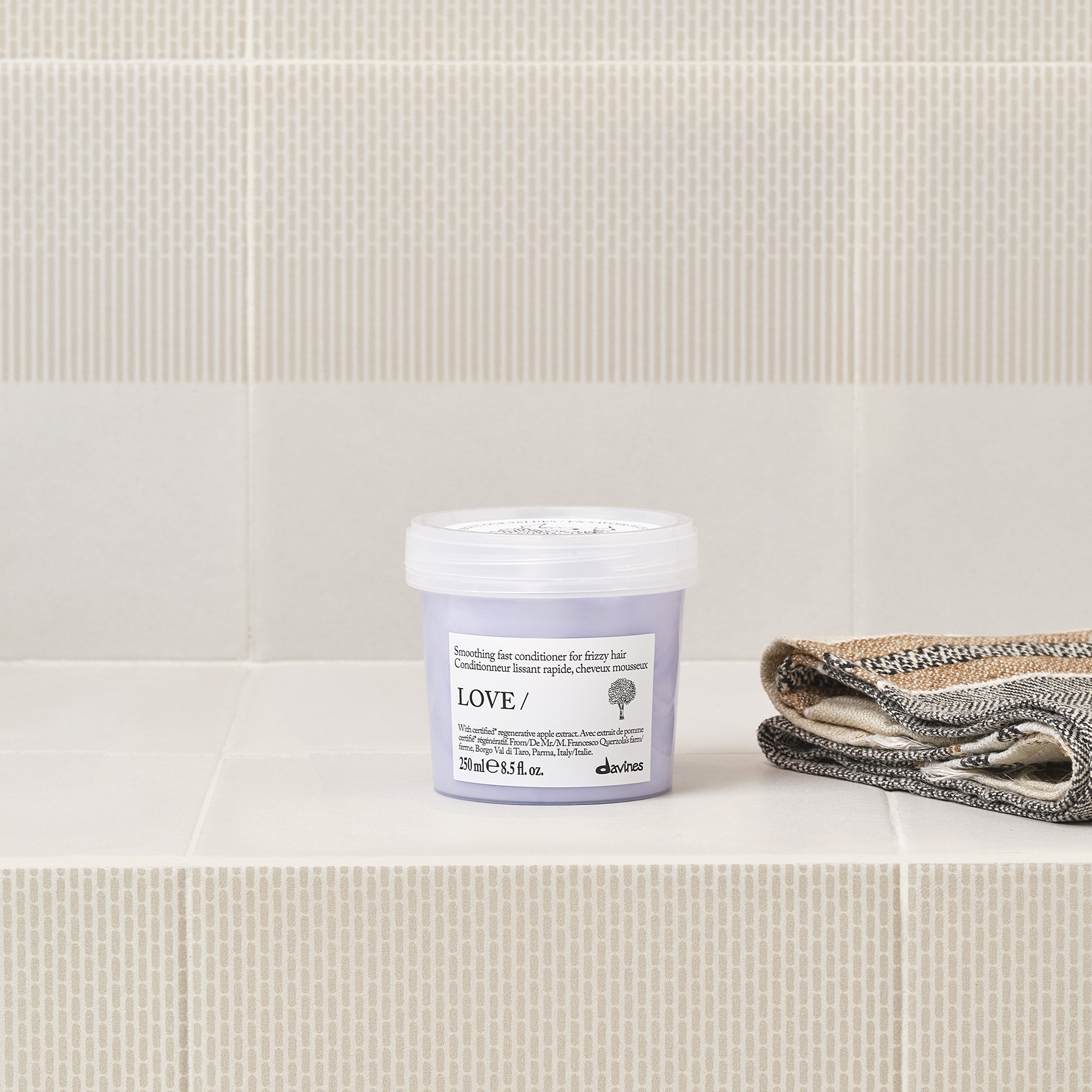 
Davines LOVE SMOOTHING Conditioner - Acondicionador anti-frizz rápido para cabello encrespado.