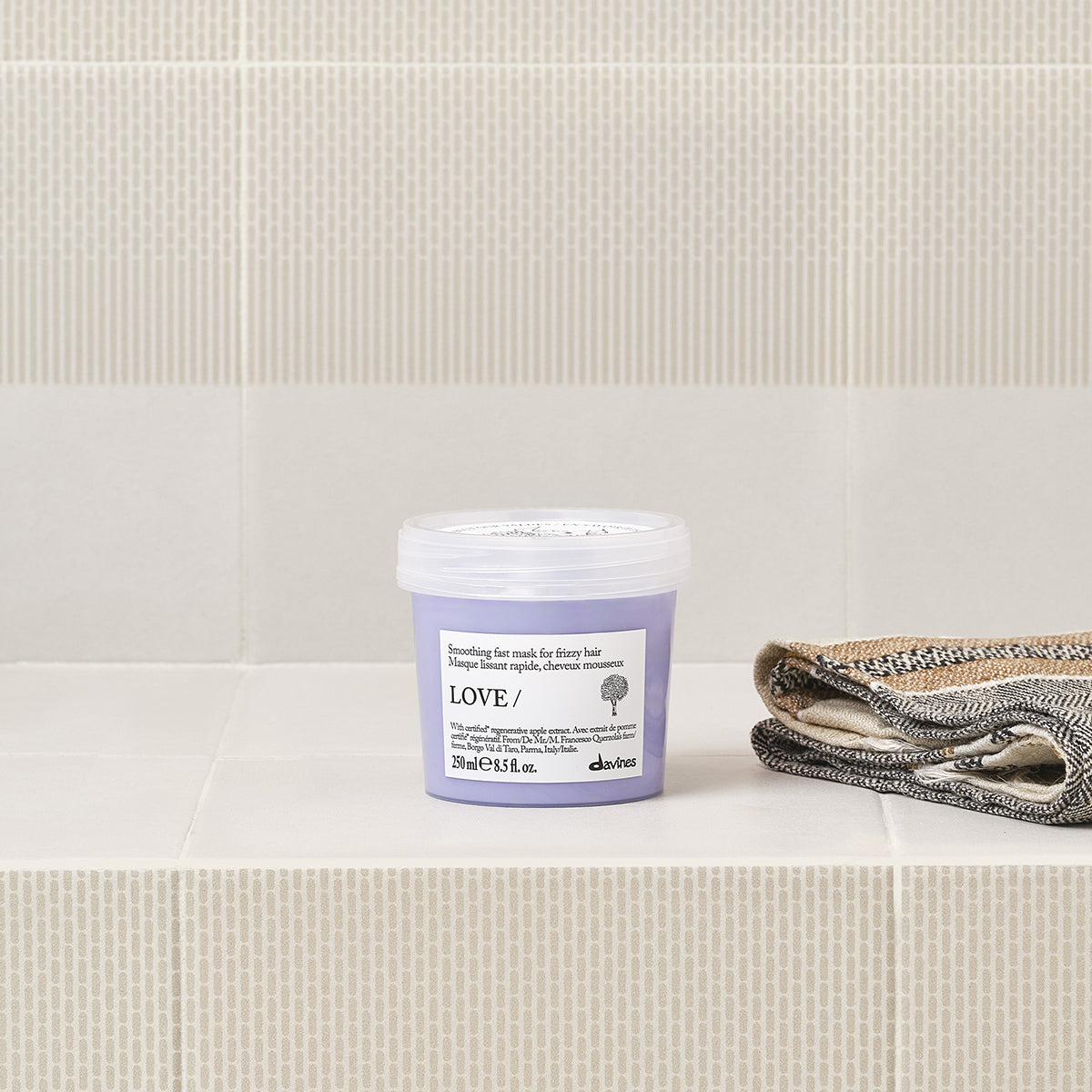 
Davines LOVE SMOOTHING Mask - Mascarilla anti-frizz rápida para controlar el encrespamiento.