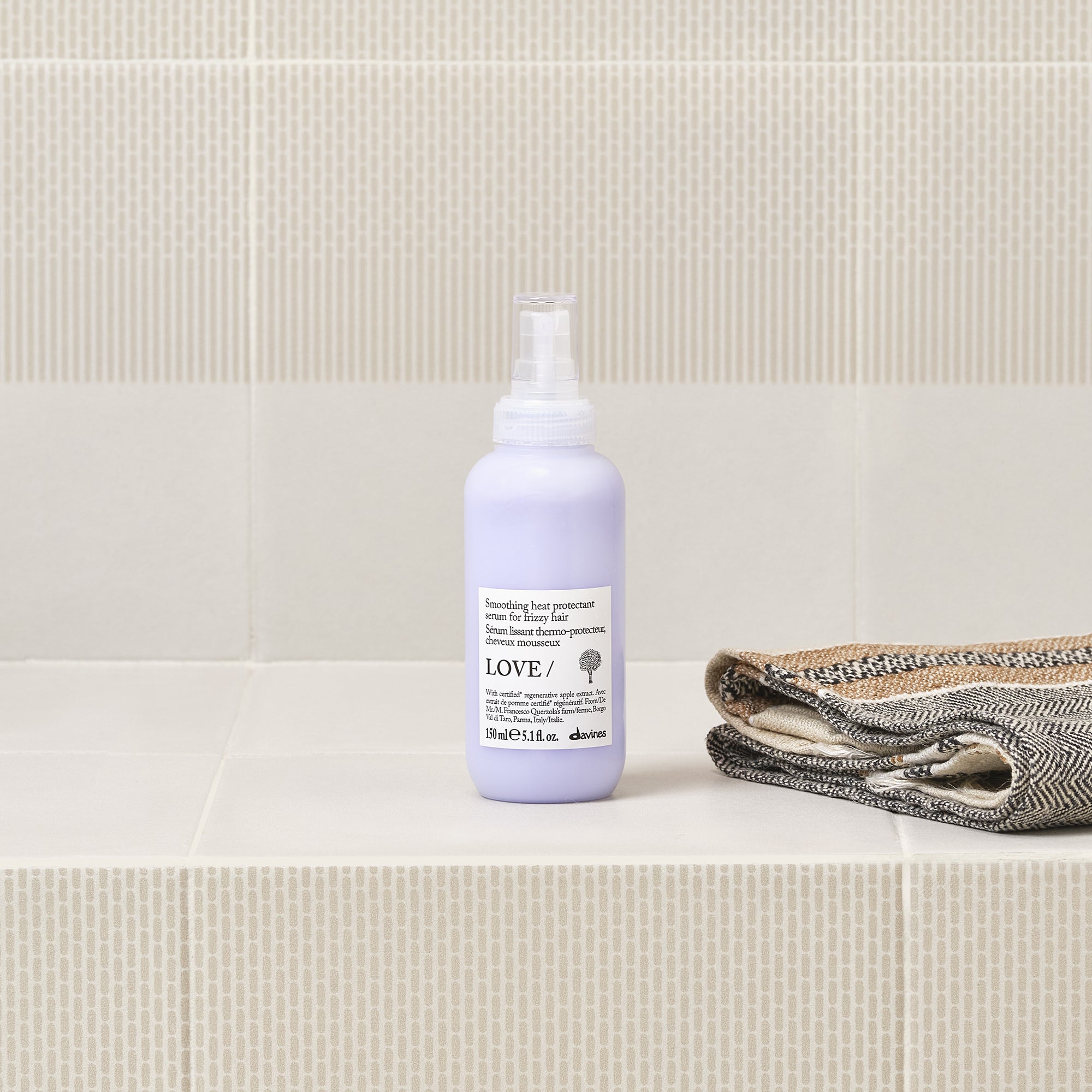 
Davines LOVE SMOOTHING Serum - Sérum anti‑frizz con protección térmica para cabello con encrespamiento.