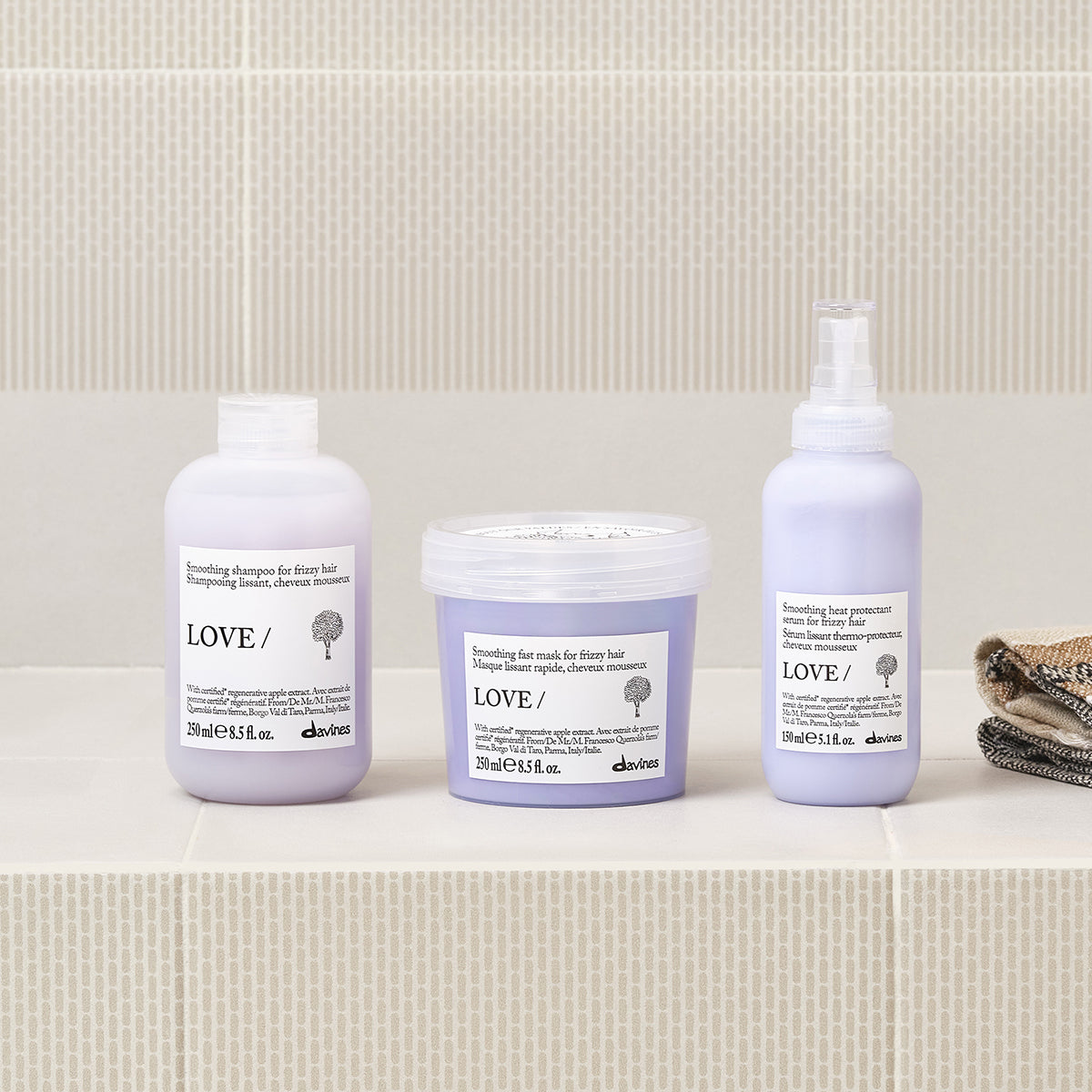 
Davines LOVE SMOOTHING Serum - Sérum anti‑frizz con protección térmica para cabello con encrespamiento.