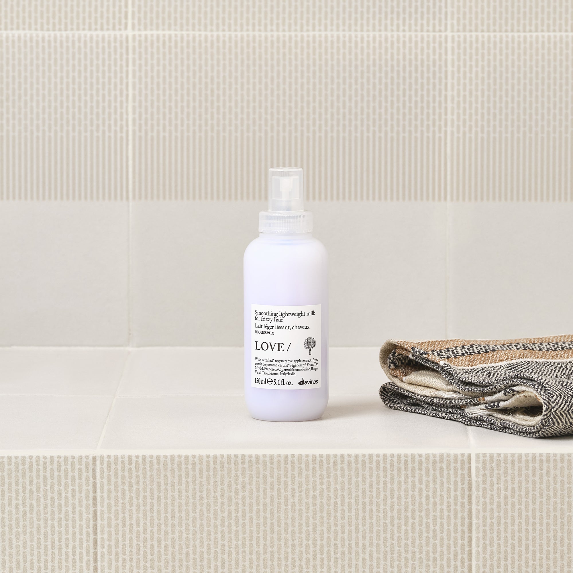 
Davines LOVE SMOOTHING Lightweight Milk - Leche capilar ligera anti-frizz para cabello con encrespamiento