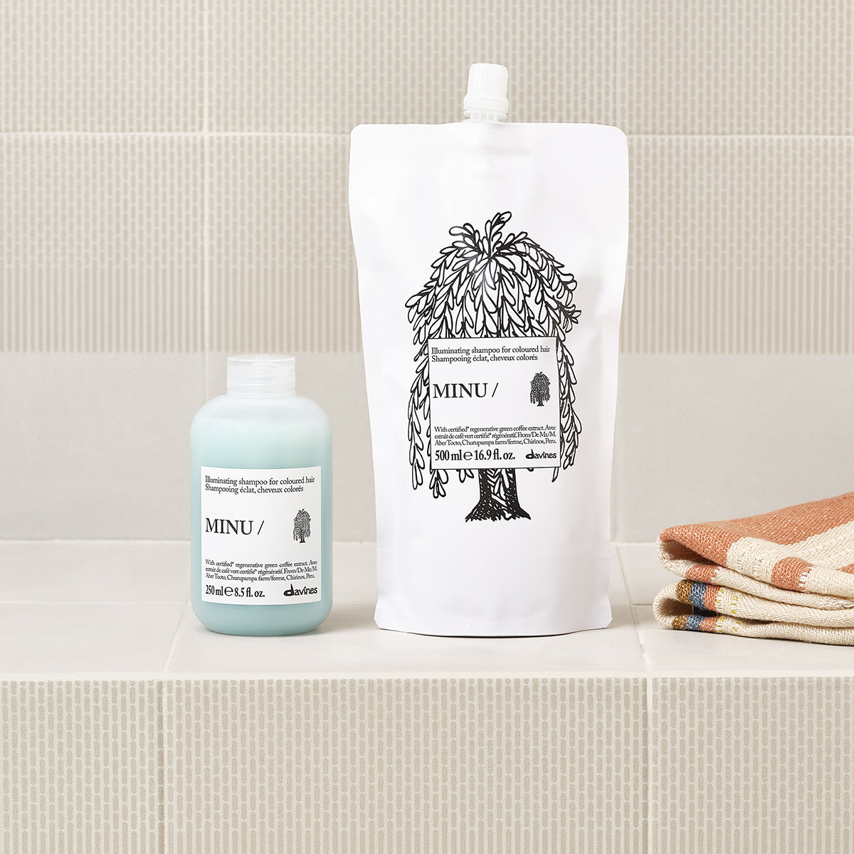 
Davines MINU Shampoo - Shampoo iluminador para realzar el color del cabello teñido.