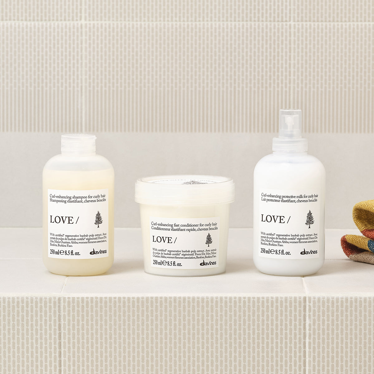 
Davines LOVE CURL Enhancing Milk - Leche protectora potenciadora de rizos para cabello rizado u ondulado