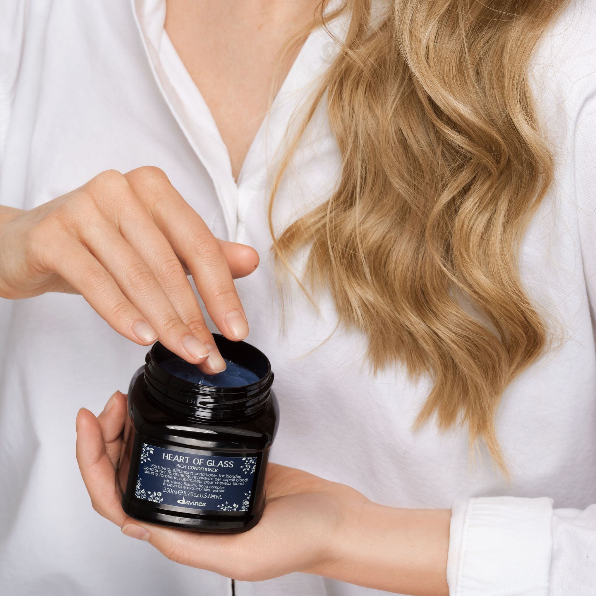 
Davines HEART OF GLASS Rich Conditioner - Acondicionador fortificante e intensificador para cabellos rubios naturales o tratados.