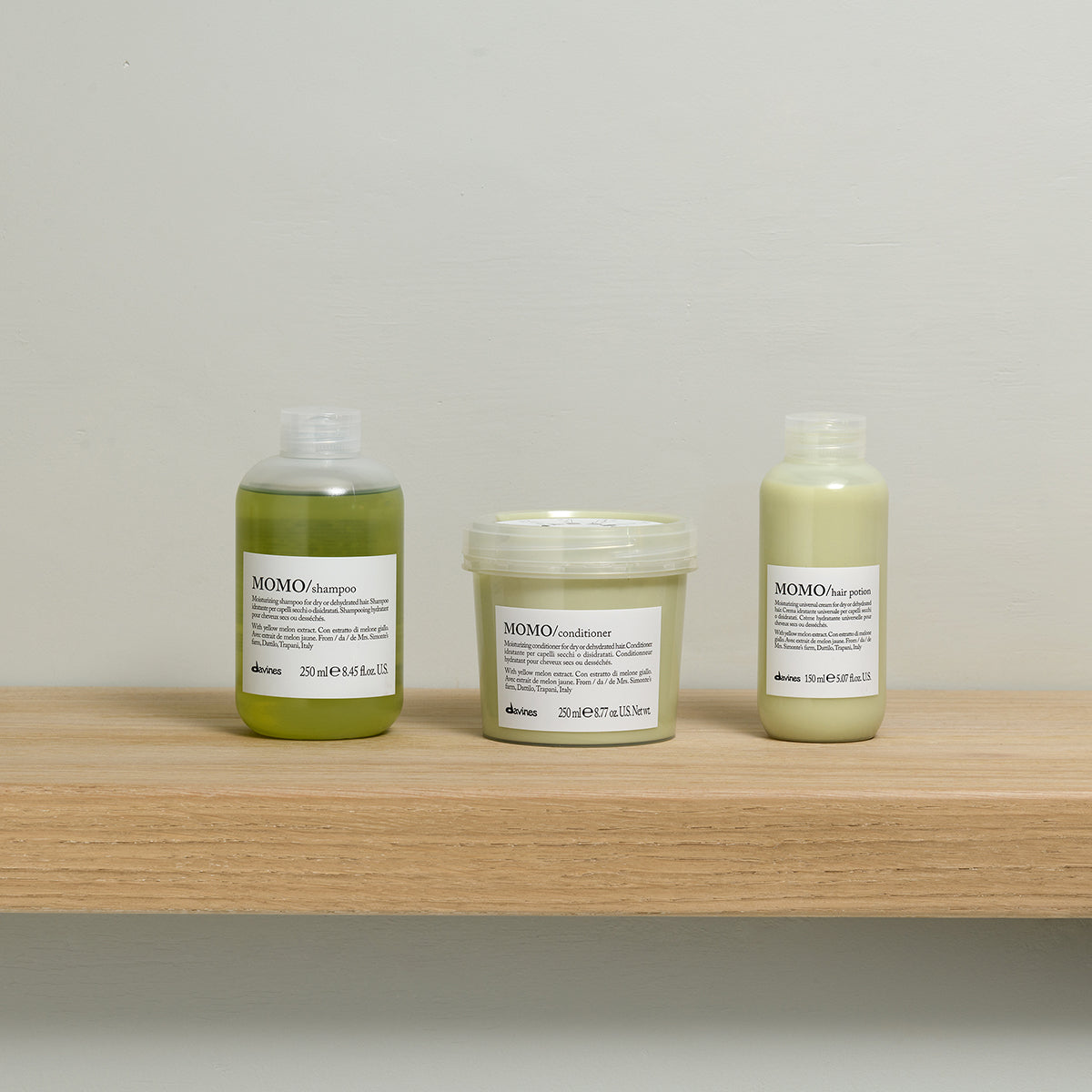 Translation missing: es.products.general.vendor: ESSENTIAL HAIRCARE MOMO Shampoo Shampoo hidratante para cabello seco o deshidratado.-100x.jpg?v=1761606697
